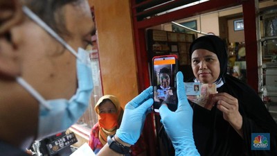 Petugas Pos Indonesia menyalurkankan bantuan sosial (bansos) ke pemukiman di wilayah Kenari, Jakarta Pusat, Rabu (6/1/2021). Pemerintah telah meresmikan penyaluran bantuan tunai se-Indonesia hari ini. (CNBC Indonesia/Andrean Kristianto) Petugas Pos Indonesia menyalurkankan bantuan sosial (bansos) ke pemukiman di wilayah Kenari, Jakarta Pusat, Rabu (6/1/2021). Pemerintah telah meresmikan penyaluran bantuan tunai se-Indonesia hari ini. (CNBC Indonesia/Andrean Kristianto)