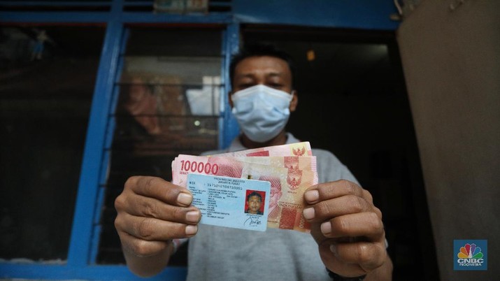 Petugas Pos Indonesia menyalurkankan bantuan sosial (bansos) ke pemukiman di wilayah Kenari, Jakarta Pusat, Rabu (6/1/2021). Pemerintah telah meresmikan penyaluran bantuan tunai se-Indonesia hari ini. (CNBC Indonesia/Andrean Kristianto) Petugas Pos Indonesia menyalurkankan bantuan sosial (bansos) ke pemukiman di wilayah Kenari, Jakarta Pusat, Rabu (6/1/2021). Pemerintah telah meresmikan penyaluran bantuan tunai se-Indonesia hari ini. (CNBC Indonesia/Andrean Kristianto)