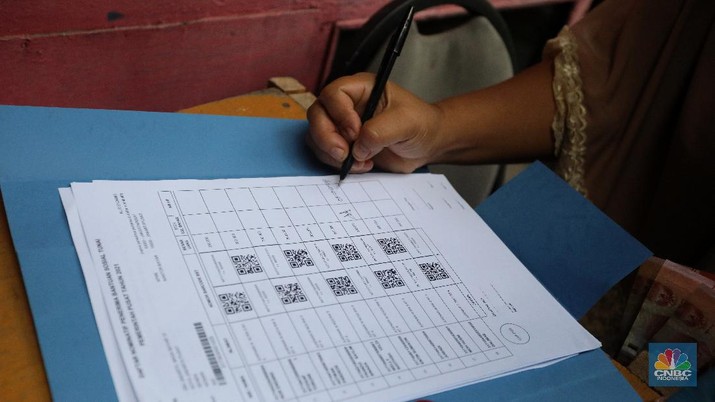 Petugas Pos Indonesia menyalurkankan bantuan sosial (bansos) ke pemukiman di wilayah Kenari, Jakarta Pusat, Rabu (6/1/2021). Pemerintah telah meresmikan penyaluran bantuan tunai se-Indonesia hari ini. (CNBC Indonesia/Andrean Kristianto) Petugas Pos Indonesia menyalurkankan bantuan sosial (bansos) ke pemukiman di wilayah Kenari, Jakarta Pusat, Rabu (6/1/2021). Pemerintah telah meresmikan penyaluran bantuan tunai se-Indonesia hari ini. (CNBC Indonesia/Andrean Kristianto)