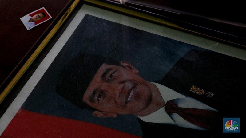 Penjaga sekolah membereskan ruang sekolah yang kosong di Depok, Jawa barat, Rabu (6/1/2021). Kegitan pembelajaran secara tatap muka di wilayah Jawa Barat yang direncanakan dimulai pada awal bulan Januari 2021 ditunda dengan batas waktu yang belum ditentukan akibat masih tingginya kasus Covid-19. (CNBC Indonesia/Tri Susilo).