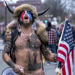 Saat Massa Trump Rusuh, kok Bursa Wall Street AS Tetap Rekor?