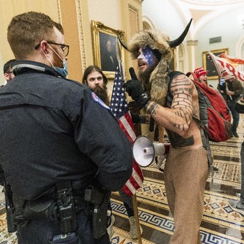 Wow! Captain Amerika hingga Patung Liberty Datang Demo Trump