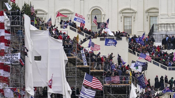 Electoral College Protests Trump supporters gather outside the Capitol, Wednesday, Jan. 6, 2021, in Washington. As Congress prepares to affirm President-elect Joe Biden's victory, thousands of people have gathered to show their support for President Donald Trump and his claims of election fraud. (AP Photo/John Minchillo)