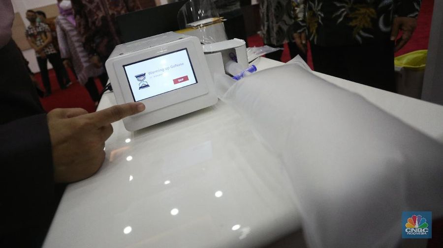 Menteri Koordinator Bidang Pembangunan Manusia dan Kebudayaan Indonesia , Muhadjir Effendy mencoba alat alat deteksi GeNose C19 saat acara penyerahan 1 unit GeNose C19 dari Menristek ke Menko PMK di kantor Kemenko PMK, Jakarta, Kamis (7/1/2021).  (CNBC Indonesia/Andrean Kristianto)