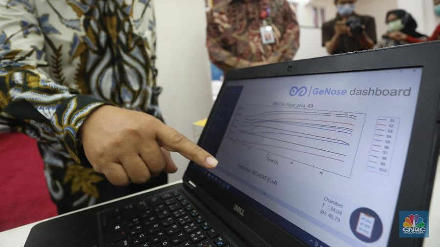 Menteri Koordinator Bidang Pembangunan Manusia dan Kebudayaan Indonesia , Muhadjir Effendy mencoba alat alat deteksi GeNose C19 saat acara penyerahan 1 unit GeNose C19 dari Menristek ke Menko PMK di kantor Kemenko PMK, Jakarta, Kamis (7/1/2021).  (CNBC Indonesia/Andrean Kristianto)