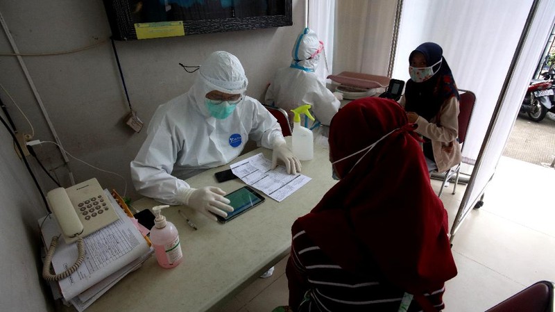 Suasana Puskesmas Pesanggrahan di Jakarta, Kamis (7/1/2021). Jelang kedatangan Vaksin yang diperuntukan masyarakat disaat pandemi Covid19, sejumlah puskesmas seperti di pesanggrahan masih melakukan aktifitas normal seperti biasa, menerima kedatangan pasien, melakukan test swab. (CNBC Indonesia/Tri Susilo)