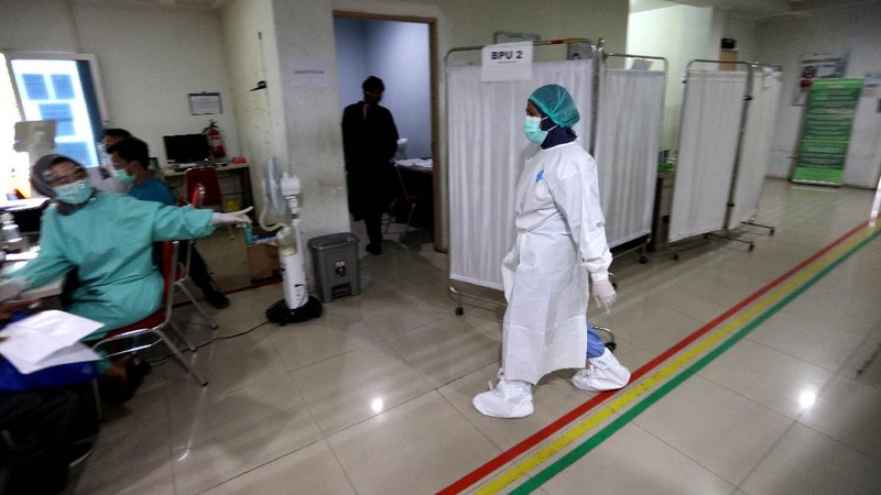 Suasana Puskesmas Pesanggrahan di Jakarta, Kamis (7/1/2021). Jelang kedatangan Vaksin yang diperuntukan masyarakat disaat pandemi Covid19, sejumlah puskesmas seperti di pesanggrahan masih melakukan aktifitas normal seperti biasa, menerima kedatangan pasien, melakukan test swab. (CNBC Indonesia/Tri Susilo)