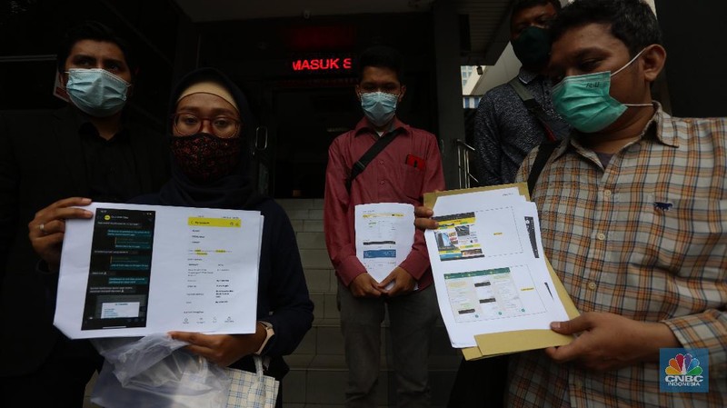 Laporan Korban Dugaan Penipuan Grab Toko di Polda Metro Jaya. (CNBC Indonesia/Tri Susilo)