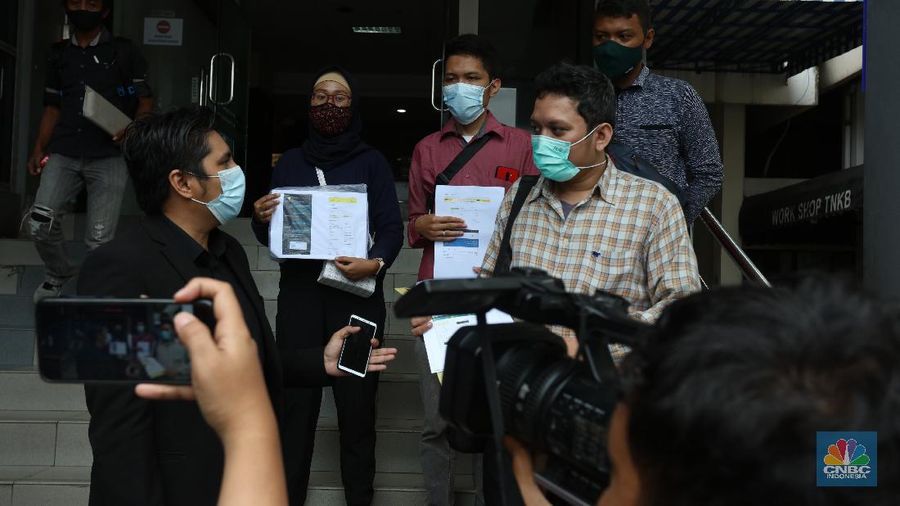 Laporan Korban Dugaan Penipuan Grab Toko di Polda Metro Jaya. (CNBC Indonesia/Tri Susilo)
