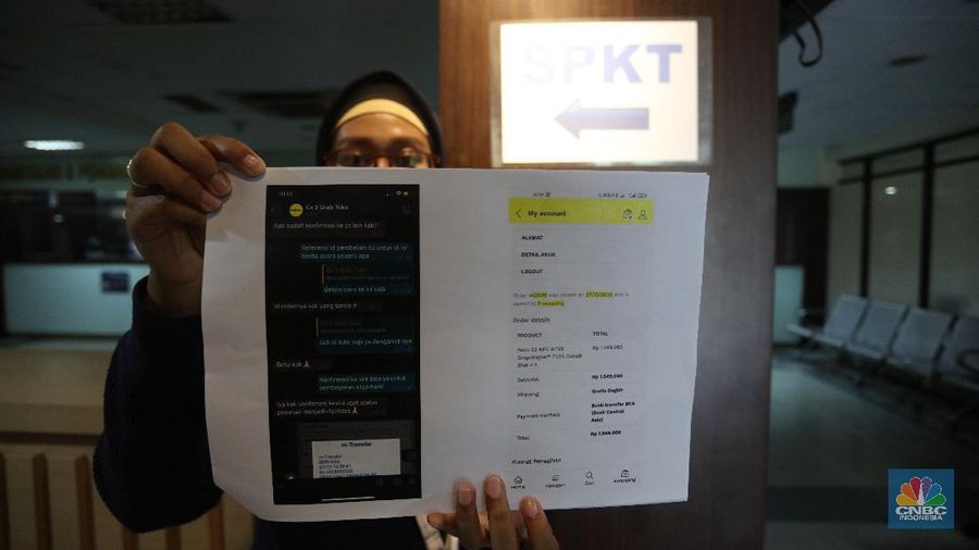Laporan Korban Dugaan Penipuan Grab Toko di Polda Metro Jaya. (CNBC Indonesia/Tri Susilo)