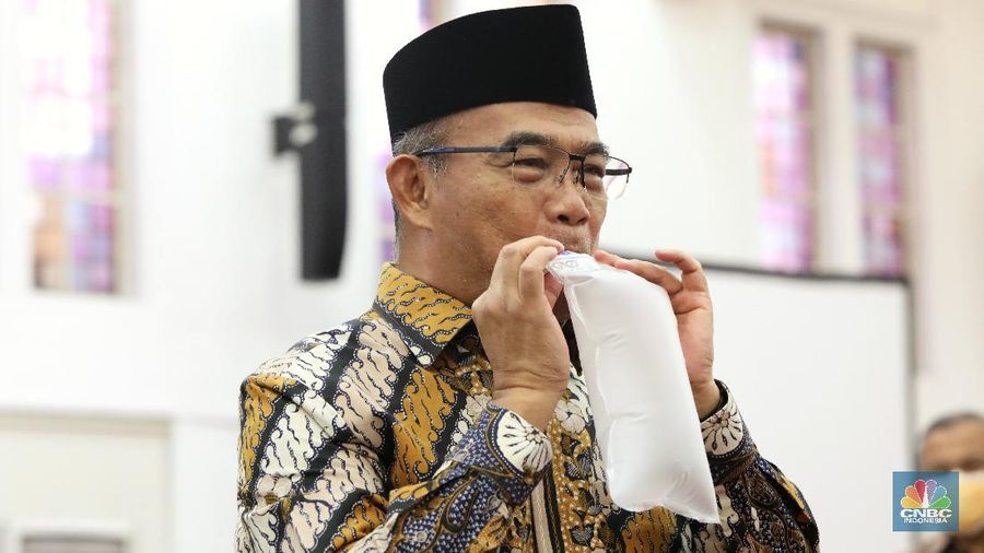 Menteri Koordinator Bidang Pembangunan Manusia dan Kebudayaan Indonesia , Muhadjir Effendy mencoba alat alat deteksi GeNose C19 saat acara penyerahan 1 unit GeNose C19 dari Menristek ke Menko PMK di kantor Kemenko PMK, Jakarta, Kamis (7/1/2021).  (CNBC Indonesia/Andrean Kristianto)