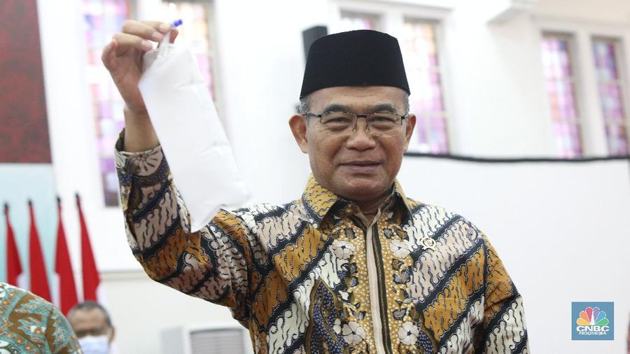 Menteri Koordinator Bidang Pembangunan Manusia dan Kebudayaan Indonesia , Muhadjir Effendy mencoba alat alat deteksi GeNose C19 saat acara penyerahan 1 unit GeNose C19 dari Menristek ke Menko PMK di kantor Kemenko PMK, Jakarta, Kamis (7/1/2021). (CNBC Indonesia/Andrean Kristianto)