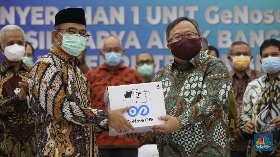 Menteri Koordinator Bidang Pembangunan Manusia dan Kebudayaan Indonesia , Muhadjir Effendy mencoba alat alat deteksi GeNose C19 saat acara penyerahan 1 unit GeNose C19 dari Menristek ke Menko PMK di kantor Kemenko PMK, Jakarta, Kamis (7/1/2021).  (CNBC Indonesia/Andrean Kristianto)