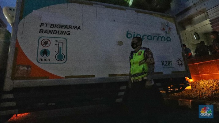 Mobil truk biofarma yang membawa vaksin Covid-19 tiba di Dinas Kesehatan (Dinkes), Jakarta, Kamis (9/1/2021). Vaksin tersebut di bawa dari Bio Farma Bandung untuk disimpan di gudang Dinkes DKI Jakarta. (CNBC Indonesia/Andrean Kristianto)