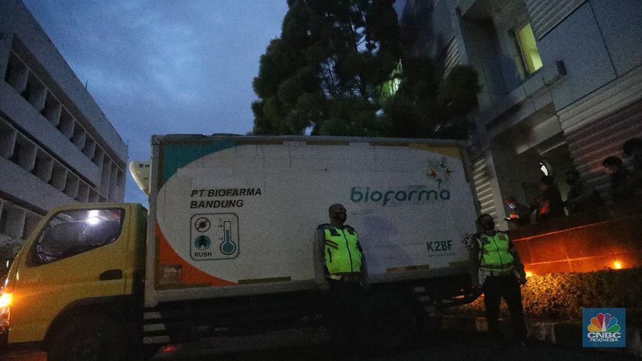 Mobil truk biofarma yang membawa vaksin Covid-19 tiba di Dinas Kesehatan (Dinkes), Jakarta, Kamis (9/1/2021). Vaksin tersebut di bawa dari Bio Farma Bandung untuk disimpan di gudang Dinkes DKI Jakarta. (CNBC Indonesia/Andrean Kristianto)