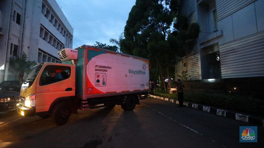 Mobil truk biofarma yang membawa vaksin Covid-19 tiba di Dinas Kesehatan (Dinkes), Jakarta, Kamis (9/1/2021). Vaksin tersebut di bawa dari Bio Farma Bandung untuk disimpan di gudang Dinkes DKI Jakarta. (CNBC Indonesia/Andrean Kristianto)