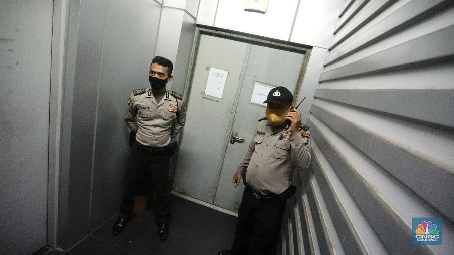 Mobil truk biofarma yang membawa vaksin Covid-19 tiba di Dinas Kesehatan (Dinkes), Jakarta, Kamis (9/1/2021). Vaksin tersebut di bawa dari Bio Farma Bandung untuk disimpan di gudang Dinkes DKI Jakarta. (CNBC Indonesia/Andrean Kristianto)