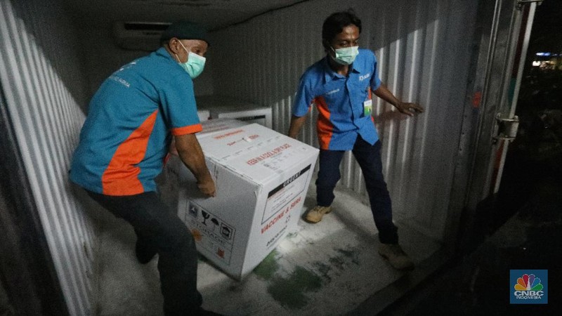 Mobil truk biofarma yang membawa vaksin Covid-19 tiba di Dinas Kesehatan (Dinkes), Jakarta, Kamis (9/1/2021). Vaksin tersebut di bawa dari Bio Farma Bandung untuk disimpan di gudang Dinkes DKI Jakarta. (CNBC Indonesia/Andrean Kristianto)