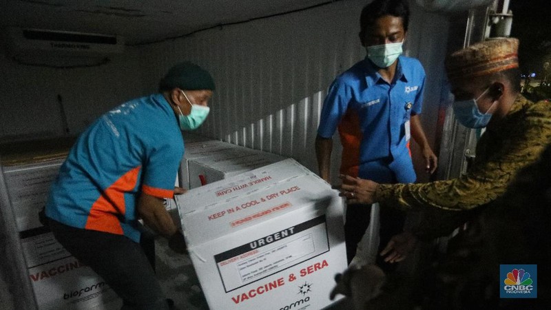 Mobil truk biofarma yang membawa vaksin Covid-19 tiba di Dinas Kesehatan (Dinkes), Jakarta, Kamis (9/1/2021). Vaksin tersebut di bawa dari Bio Farma Bandung untuk disimpan di gudang Dinkes DKI Jakarta. (CNBC Indonesia/Andrean Kristianto)