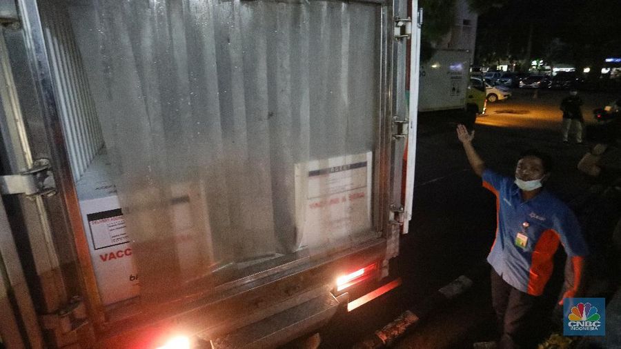 Mobil truk biofarma yang membawa vaksin Covid-19 tiba di Dinas Kesehatan (Dinkes), Jakarta, Kamis (9/1/2021). Vaksin tersebut di bawa dari Bio Farma Bandung untuk disimpan di gudang Dinkes DKI Jakarta. (CNBC Indonesia/Andrean Kristianto)