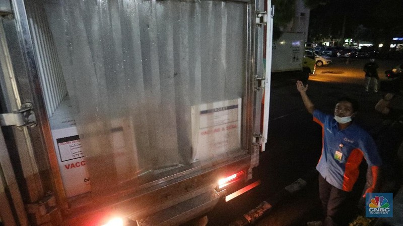 Mobil truk biofarma yang membawa vaksin Covid-19 tiba di Dinas Kesehatan (Dinkes), Jakarta, Kamis (9/1/2021). Vaksin tersebut di bawa dari Bio Farma Bandung untuk disimpan di gudang Dinkes DKI Jakarta. (CNBC Indonesia/Andrean Kristianto)