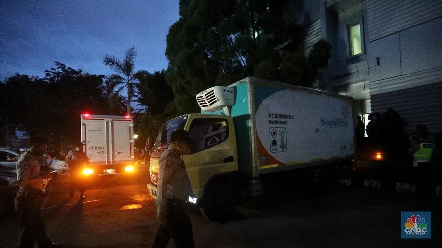 Mobil truk biofarma yang membawa vaksin Covid-19 tiba di Dinas Kesehatan (Dinkes), Jakarta, Kamis (9/1/2021). Vaksin tersebut di bawa dari Bio Farma Bandung untuk disimpan di gudang Dinkes DKI Jakarta. (CNBC Indonesia/Andrean Kristianto)
