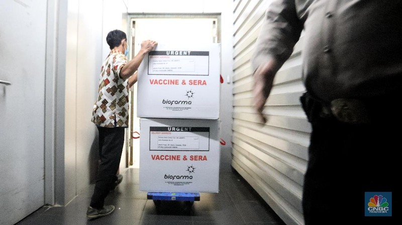 Mobil truk biofarma yang membawa vaksin Covid-19 tiba di Dinas Kesehatan (Dinkes), Jakarta, Kamis (9/1/2021). Vaksin tersebut di bawa dari Bio Farma Bandung untuk disimpan di gudang Dinkes DKI Jakarta. (CNBC Indonesia/Andrean Kristianto)