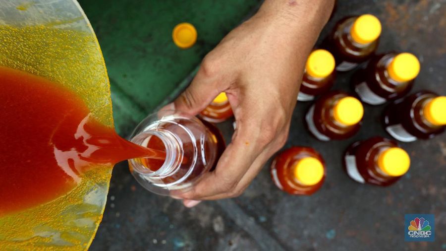 Bongkar Muat Minyak Crude Palm Oil (CPO) (CNBC Indonesia/Tri Susilo)