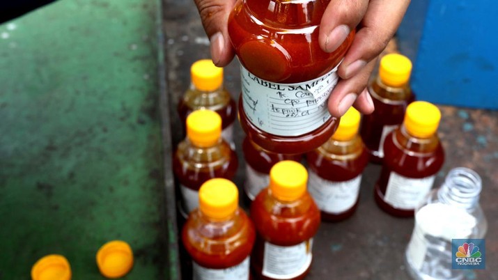Bongkar Muat Minyak Crude Palm Oil (CPO) (CNBC Indonesia/Tri Susilo)