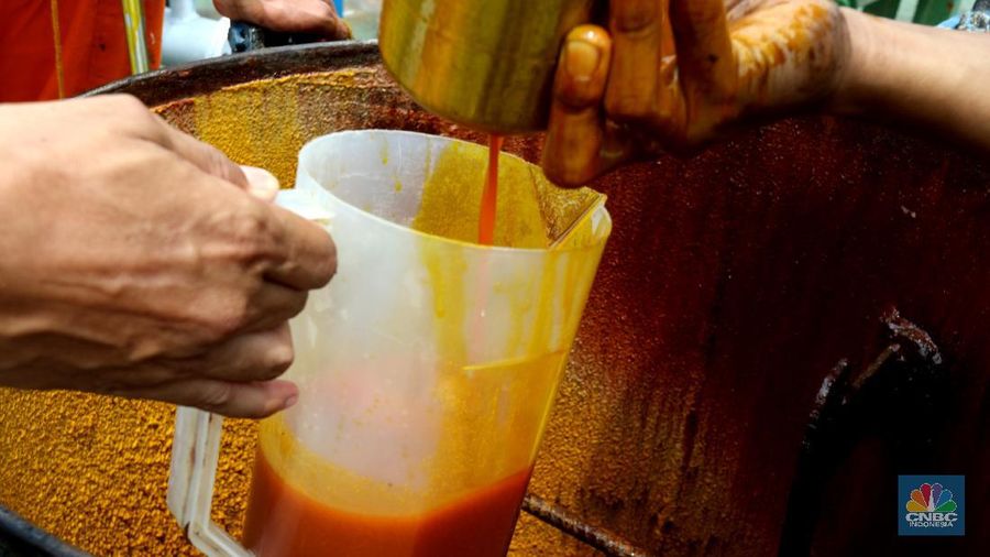 Bongkar Muat Minyak Crude Palm Oil (CPO) (CNBC Indonesia/Tri Susilo)