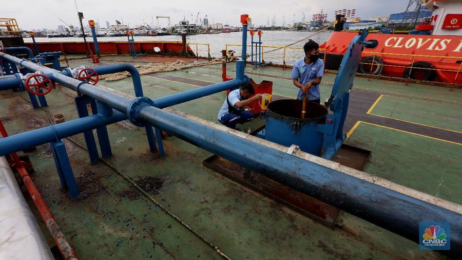 Bongkar Muat Minyak Crude Palm Oil (CPO) (CNBC Indonesia/Tri Susilo)