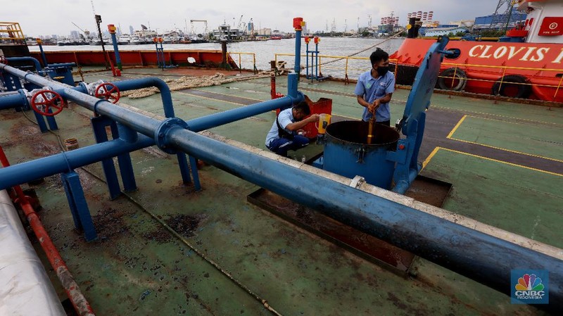 Bongkar Muat Minyak Crude Palm Oil (CPO) (CNBC Indonesia/Tri Susilo)