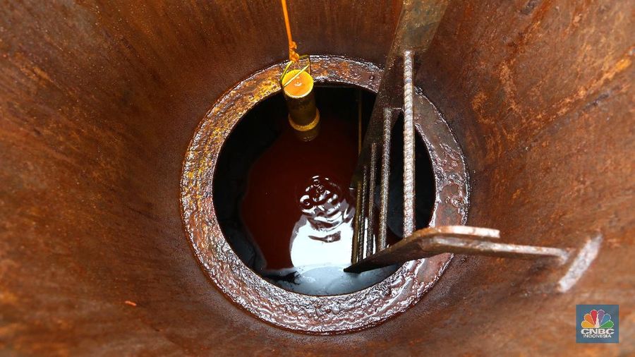 Bongkar Muat Minyak Crude Palm Oil (CPO) (վ/Tri Susilo)