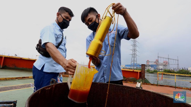 Bongkar Muat Minyak Crude Palm Oil (CPO) (CNBC Indonesia/Tri Susilo)