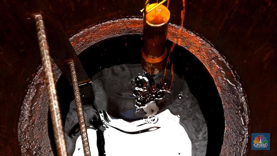 Bongkar Muat Minyak Crude Palm Oil (CPO) (CNBC Indonesia/Tri Susilo)