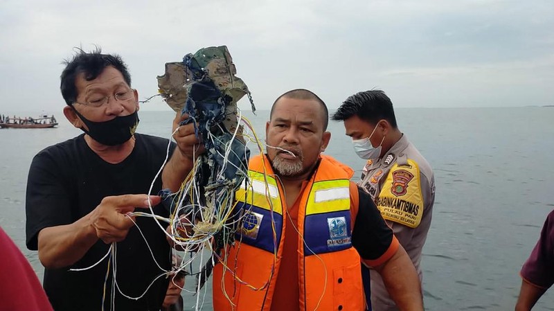 Sejumlah benda jatuh di laut sekitar perairan pulau lancang dan pulau laki  (Ist Basarnas)