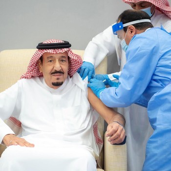 Penampakan Raja Salman di Suntik Vaksin Corona Pfizer
