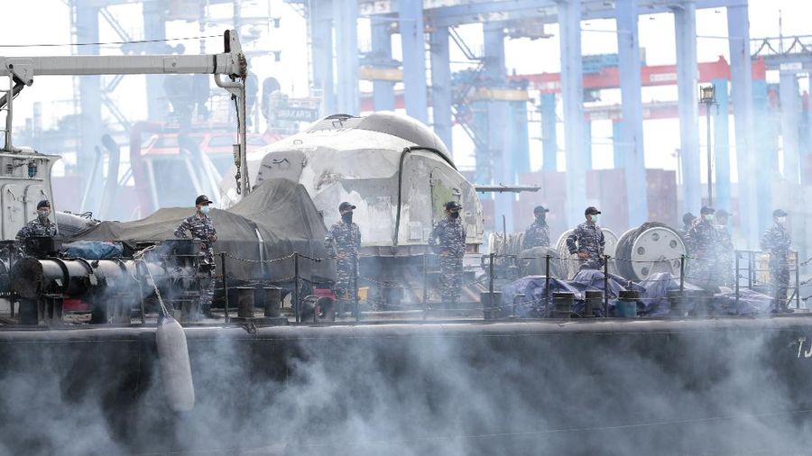 Anak Buah Kapal (ABK) KN Trisula melakukan pencarian dari kecelakaan pesawat Sriwijaya Air SJ-182 di perairan antara Pulau Lancang dan Pulau Laki, Kepulauan Seribu, Jakarra, Minggu (10/1/2021).