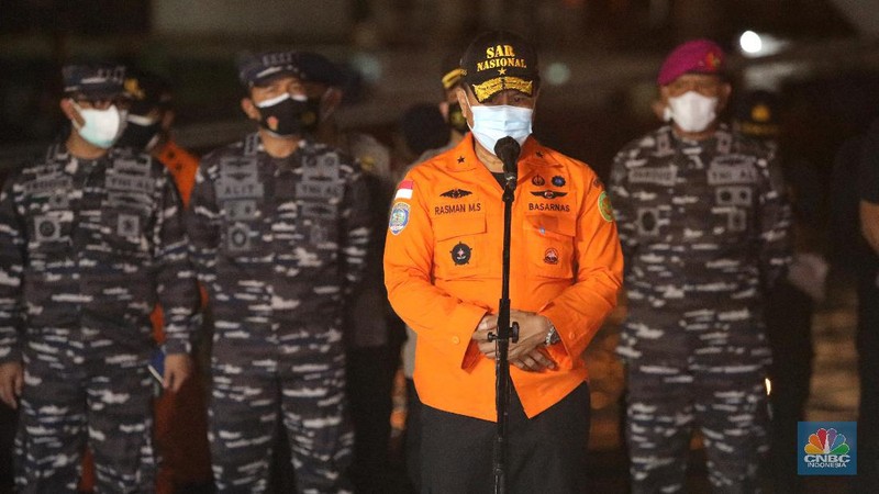 Tim Sar membawa temuan sebagian pesawat dari air selama operasi pencarian jet penumpang Sriwijaya Air yang jatuh ke laut dekat Jakarta, Indonesia, Minggu, 10 Januari 2021.