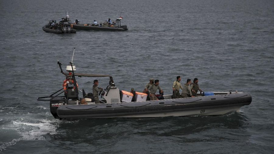 Anak Buah Kapal (ABK) KN Trisula melakukan pencarian dari kecelakaan pesawat Sriwijaya Air SJ-182 di perairan antara Pulau Lancang dan Pulau Laki, Kepulauan Seribu, Jakarra, Minggu (10/1/2021).