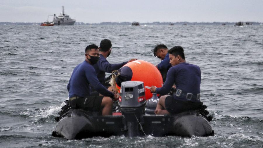 Anak Buah Kapal (ABK) KN Trisula melakukan pencarian dari kecelakaan pesawat Sriwijaya Air SJ-182 di perairan antara Pulau Lancang dan Pulau Laki, Kepulauan Seribu, Jakarra, Minggu (10/1/2021).