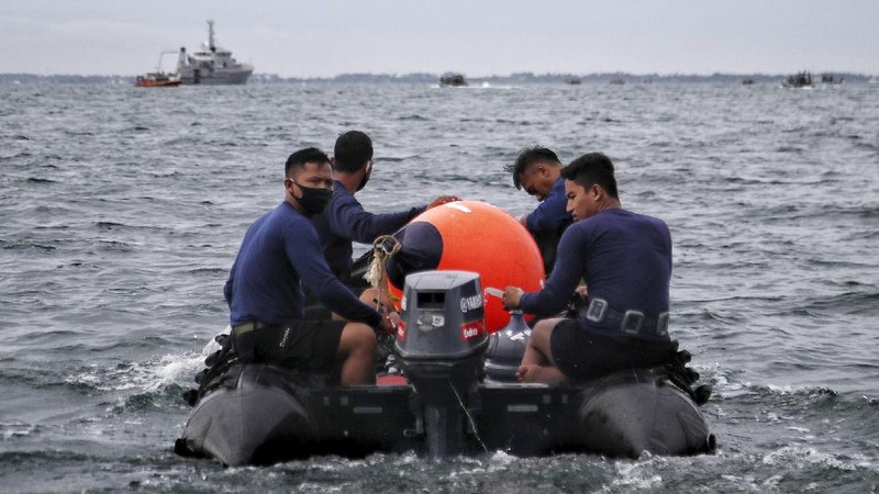 Anak Buah Kapal (ABK) KN Trisula melakukan pencarian dari kecelakaan pesawat Sriwijaya Air SJ-182 di perairan antara Pulau Lancang dan Pulau Laki, Kepulauan Seribu, Jakarra, Minggu (10/1/2021).