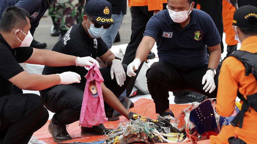 Penyelam Angkatan Laut Indonesia menemukan sebagian pesawat dari air selama operasi pencarian jet penumpang Sriwijaya Air yang jatuh ke laut dekat Jakarta, Indonesia, Minggu, 10 Januari 2021. (AP Photo/Achmad Ibrahim)