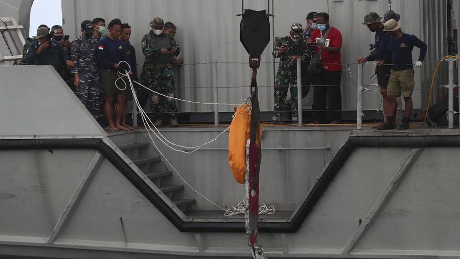 Penyelam Angkatan Laut Indonesia menemukan sebagian pesawat dari air selama operasi pencarian jet penumpang Sriwijaya Air yang jatuh ke laut dekat Jakarta, Indonesia, Minggu, 10 Januari 2021. (AP Photo/Achmad Ibrahim)