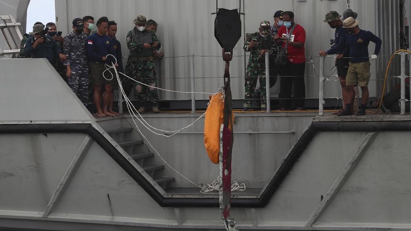 Penyelam Angkatan Laut Indonesia menemukan sebagian pesawat dari air selama operasi pencarian jet penumpang Sriwijaya Air yang jatuh ke laut dekat Jakarta, Indonesia, Minggu, 10 Januari 2021. (AP Photo/Achmad Ibrahim)