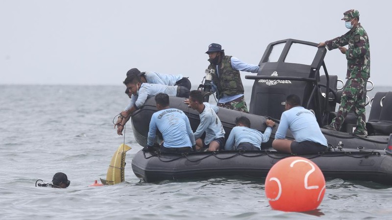 Penyelam Angkatan Laut Indonesia menemukan sebagian pesawat dari air selama operasi pencarian jet penumpang Sriwijaya Air yang jatuh ke laut dekat Jakarta, Indonesia, Minggu, 10 Januari 2021. (AP Photo/Achmad Ibrahim)