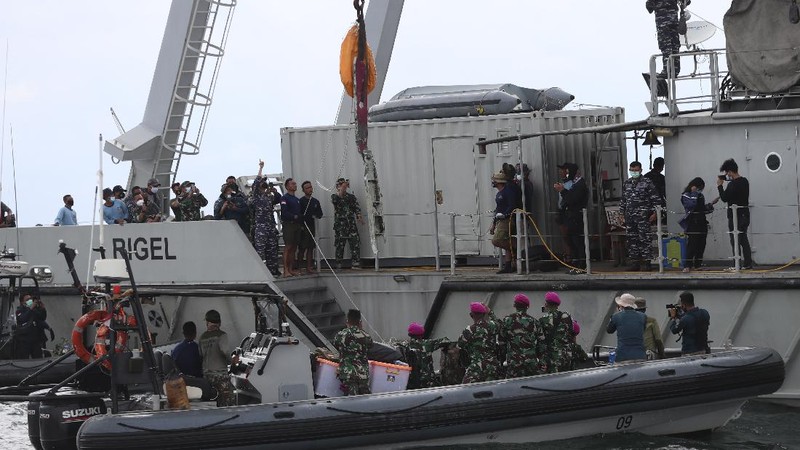 Penyelam Angkatan Laut Indonesia menemukan sebagian pesawat dari air selama operasi pencarian jet penumpang Sriwijaya Air yang jatuh ke laut dekat Jakarta, Indonesia, Minggu, 10 Januari 2021. (AP Photo/Achmad Ibrahim)