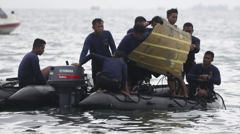 Penyelam Angkatan Laut Indonesia menemukan sebagian pesawat dari air selama operasi pencarian jet penumpang Sriwijaya Air yang jatuh ke laut dekat Jakarta, Indonesia, Minggu, 10 Januari 2021. (AP Photo/Achmad Ibrahim)