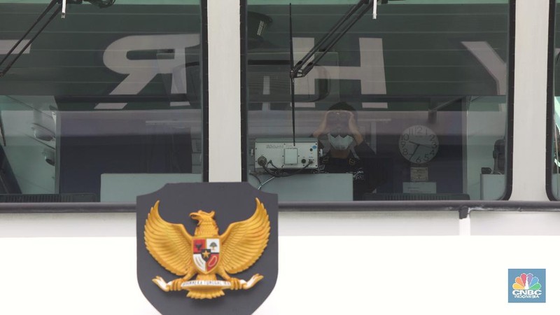 Anak Buah Kapal (ABK) KN Trisula melakukan pencarian dari kecelakaan pesawat Sriwijaya Air SJ-182 di perairan antara Pulau Lancang dan Pulau Laki, Kepulauan Seribu, Jakarra, Minggu (10/1/2021).