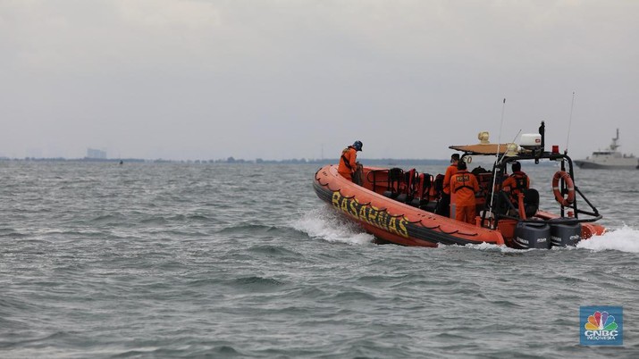 Anak Buah Kapal (ABK) KN Trisula melakukan pencarian dari kecelakaan pesawat Sriwijaya Air SJ-182 di perairan antara Pulau Lancang dan Pulau Laki, Kepulauan Seribu, Jakarra, Minggu (10/1/2021).